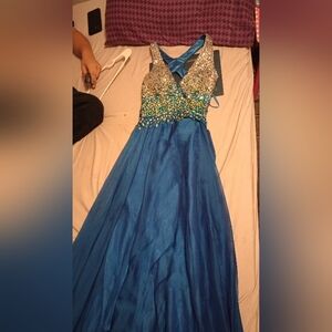 Im selling a sequined royal blue formal dress